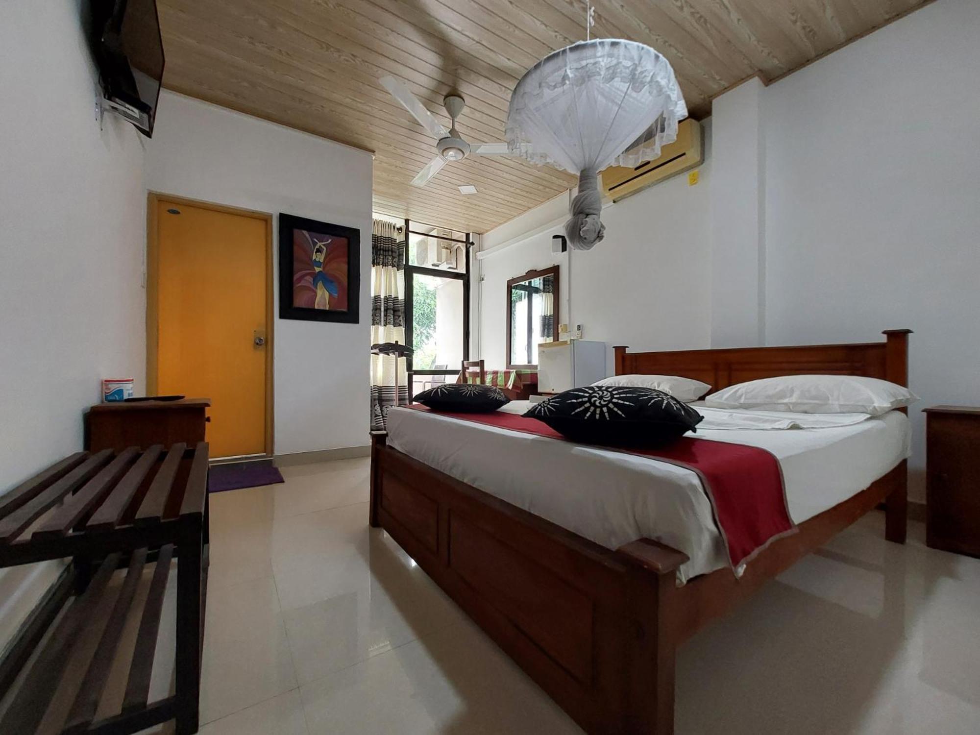 Lake Wave Hotel Anuradhapura Exterior photo
