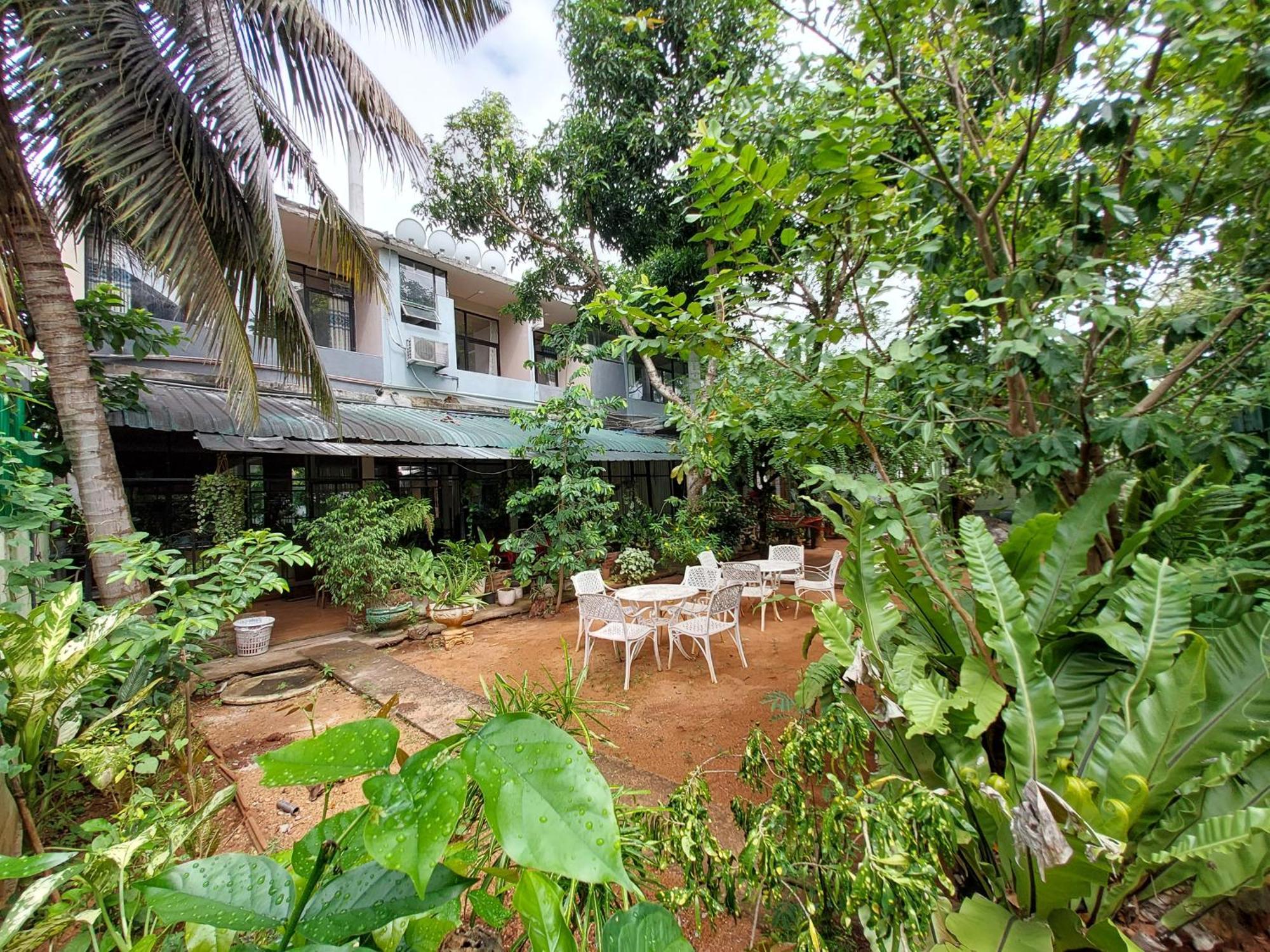 Lake Wave Hotel Anuradhapura Exterior photo
