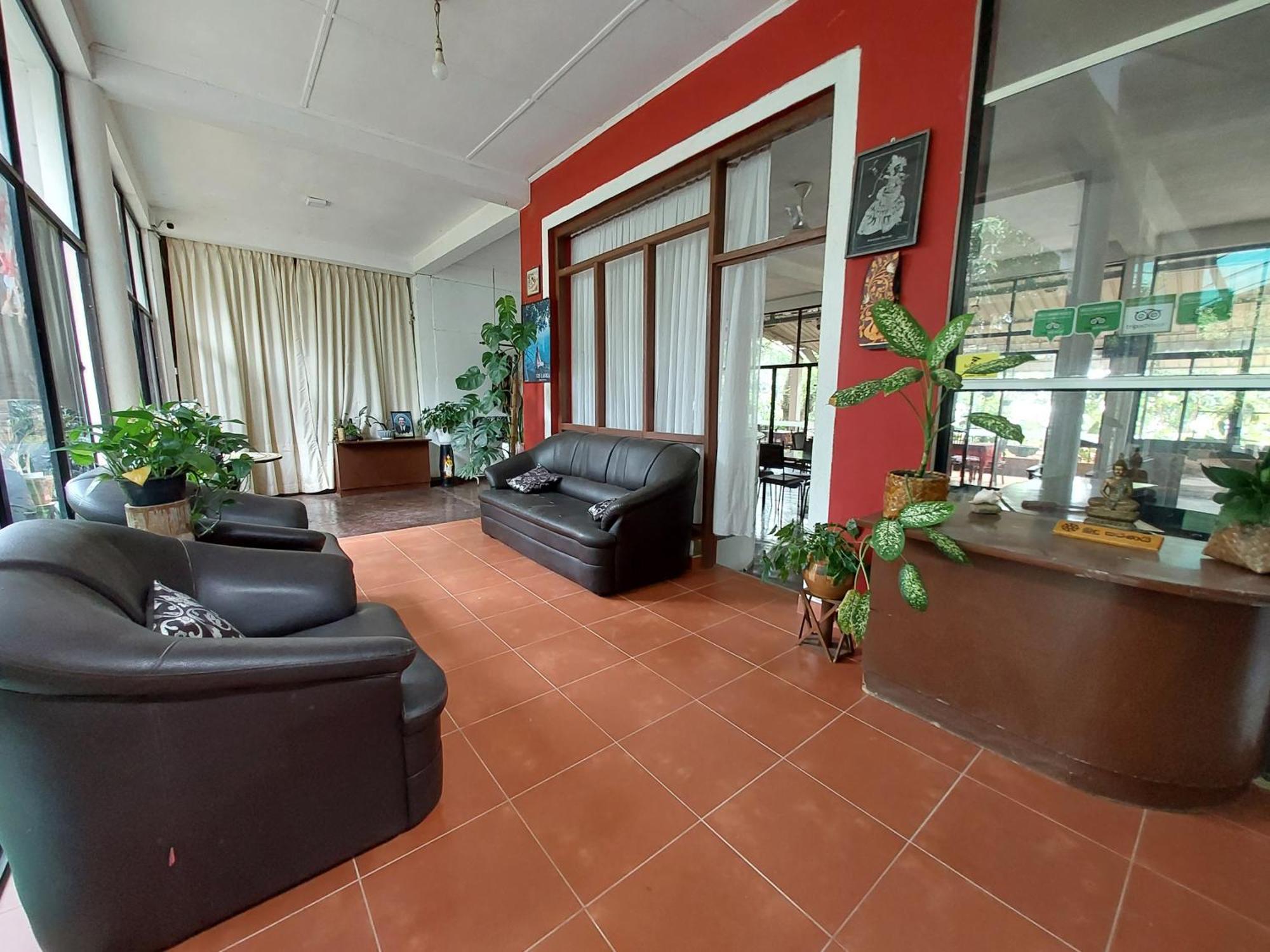 Lake Wave Hotel Anuradhapura Exterior photo