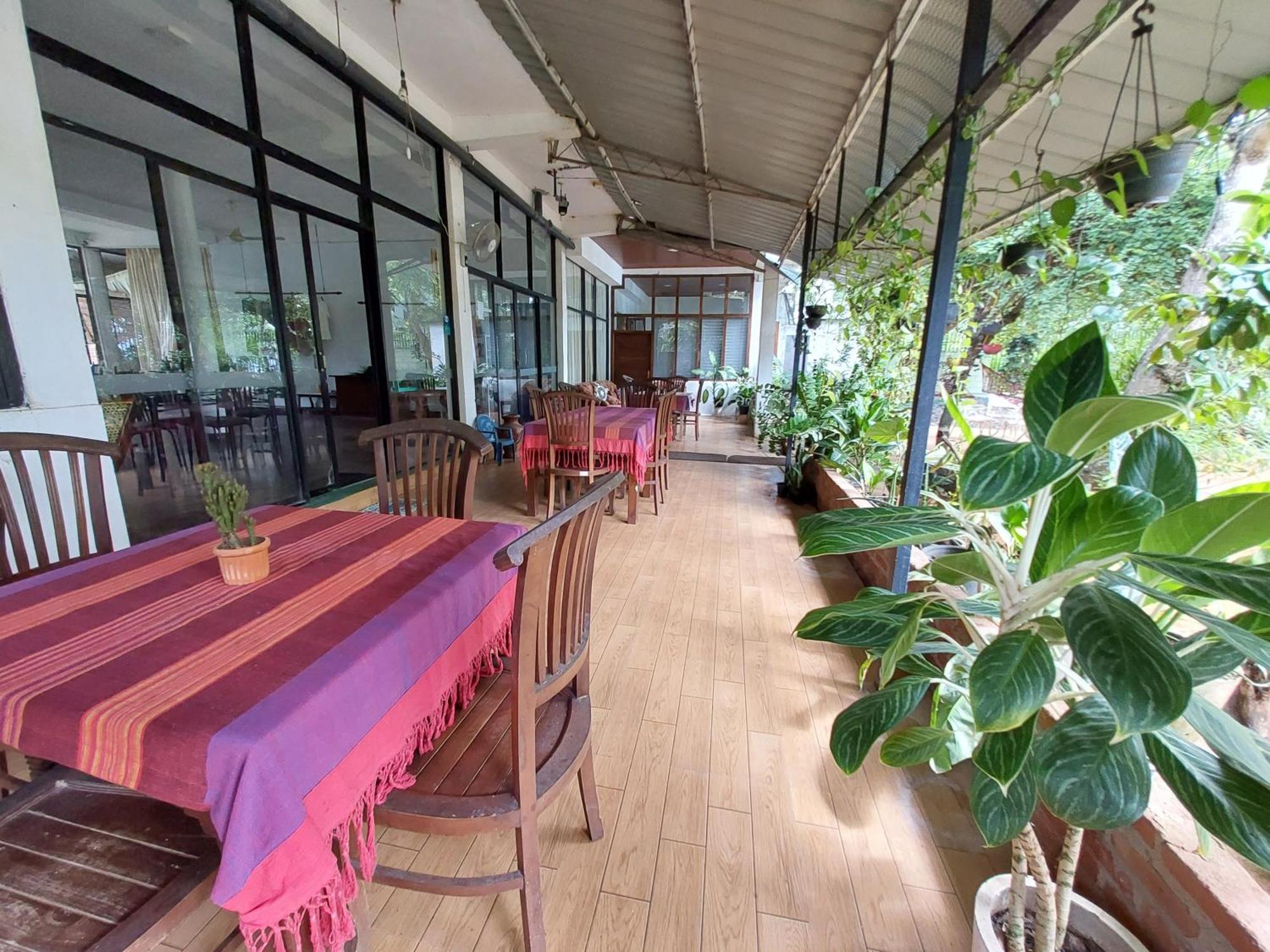 Lake Wave Hotel Anuradhapura Exterior photo
