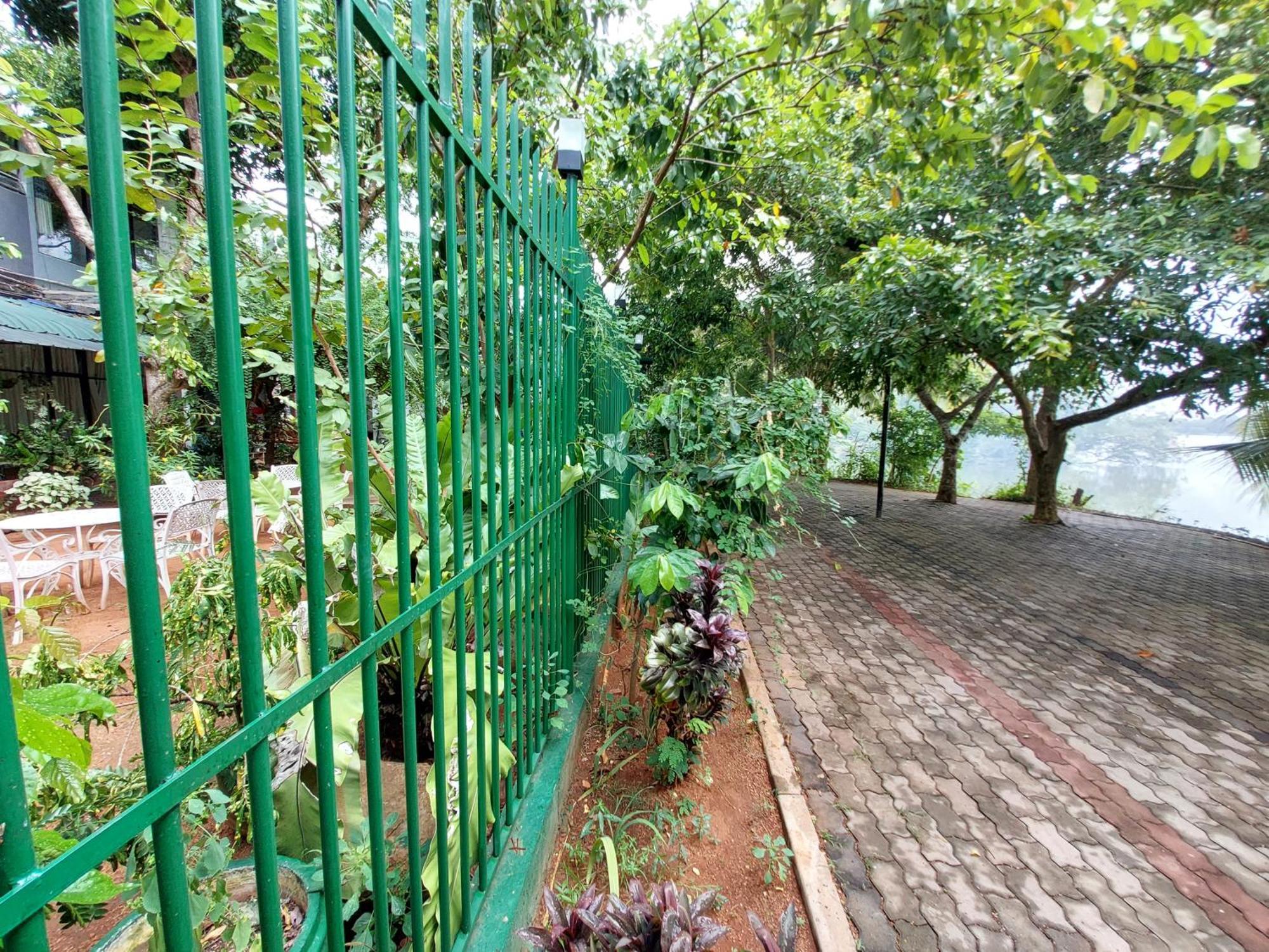 Lake Wave Hotel Anuradhapura Exterior photo