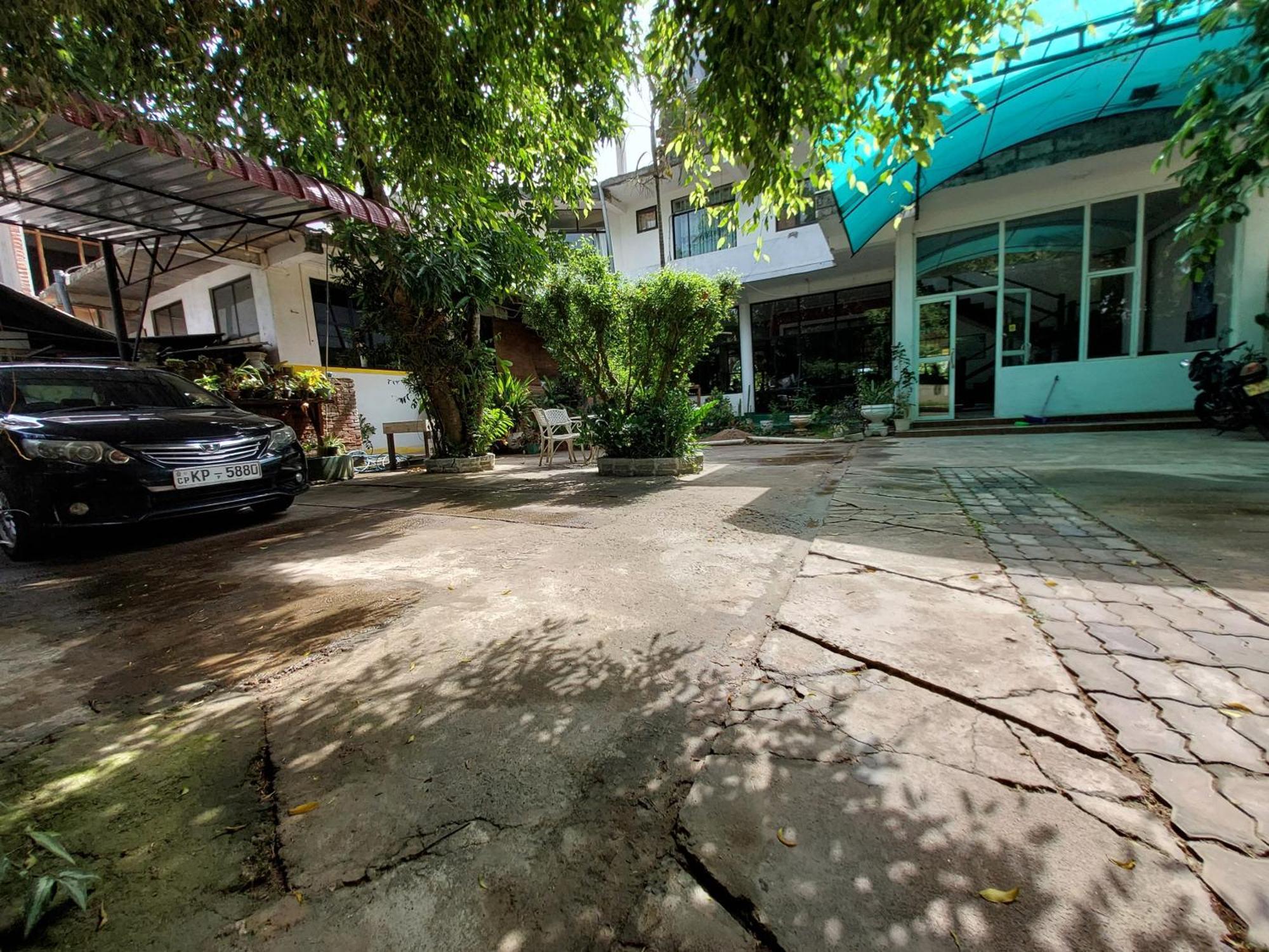 Lake Wave Hotel Anuradhapura Exterior photo
