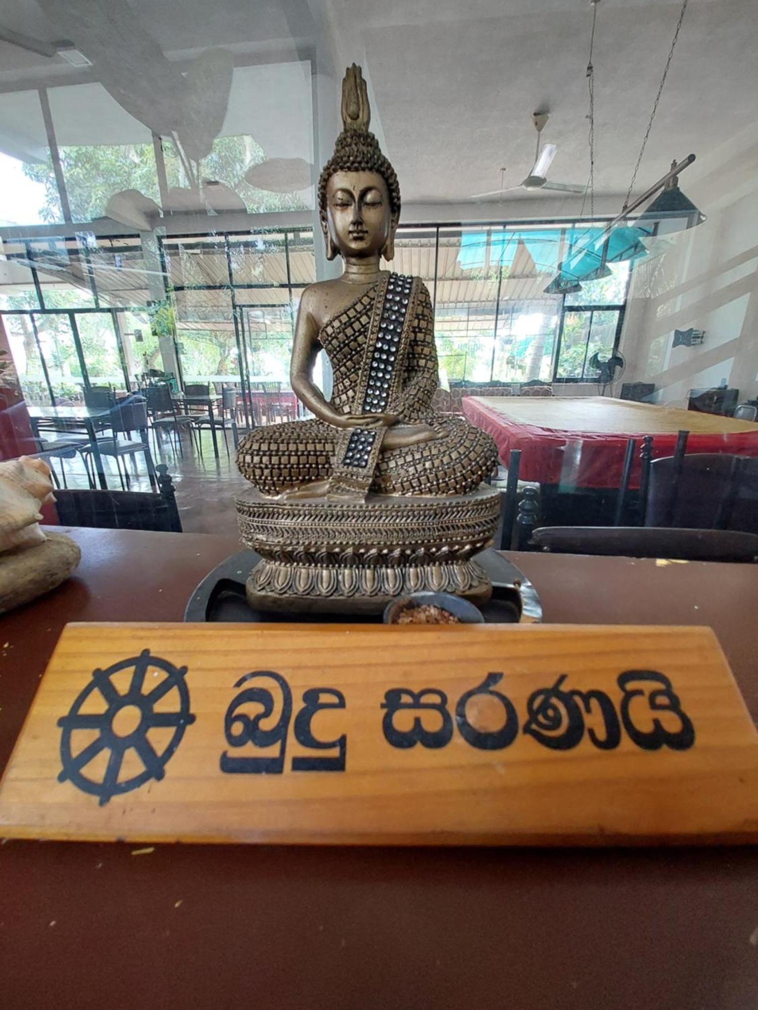 Lake Wave Hotel Anuradhapura Exterior photo