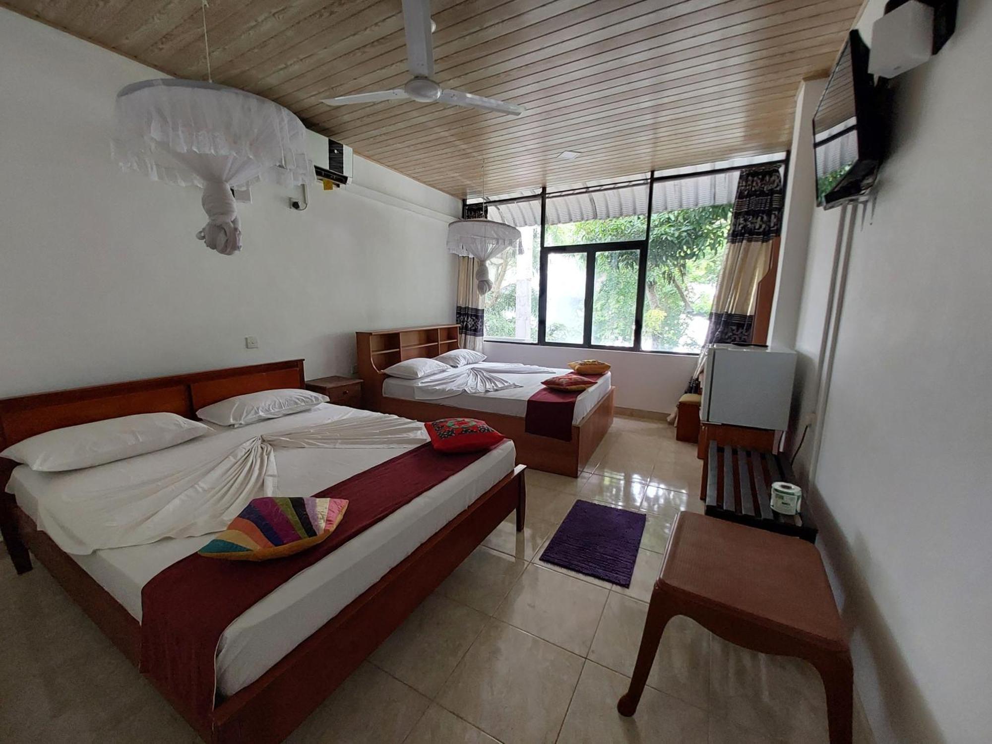 Lake Wave Hotel Anuradhapura Exterior photo