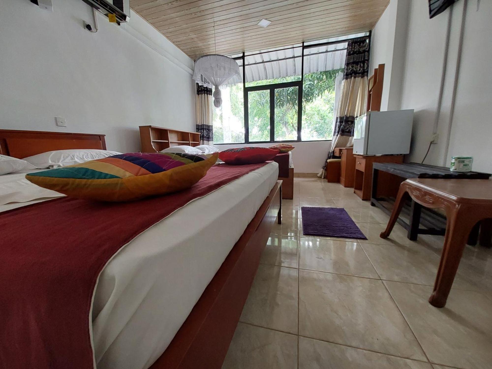 Lake Wave Hotel Anuradhapura Exterior photo