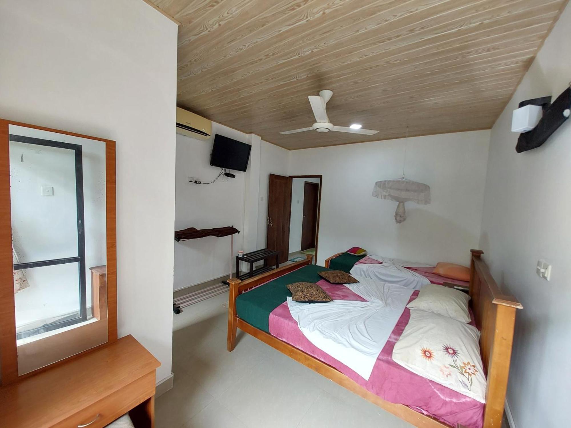 Lake Wave Hotel Anuradhapura Exterior photo