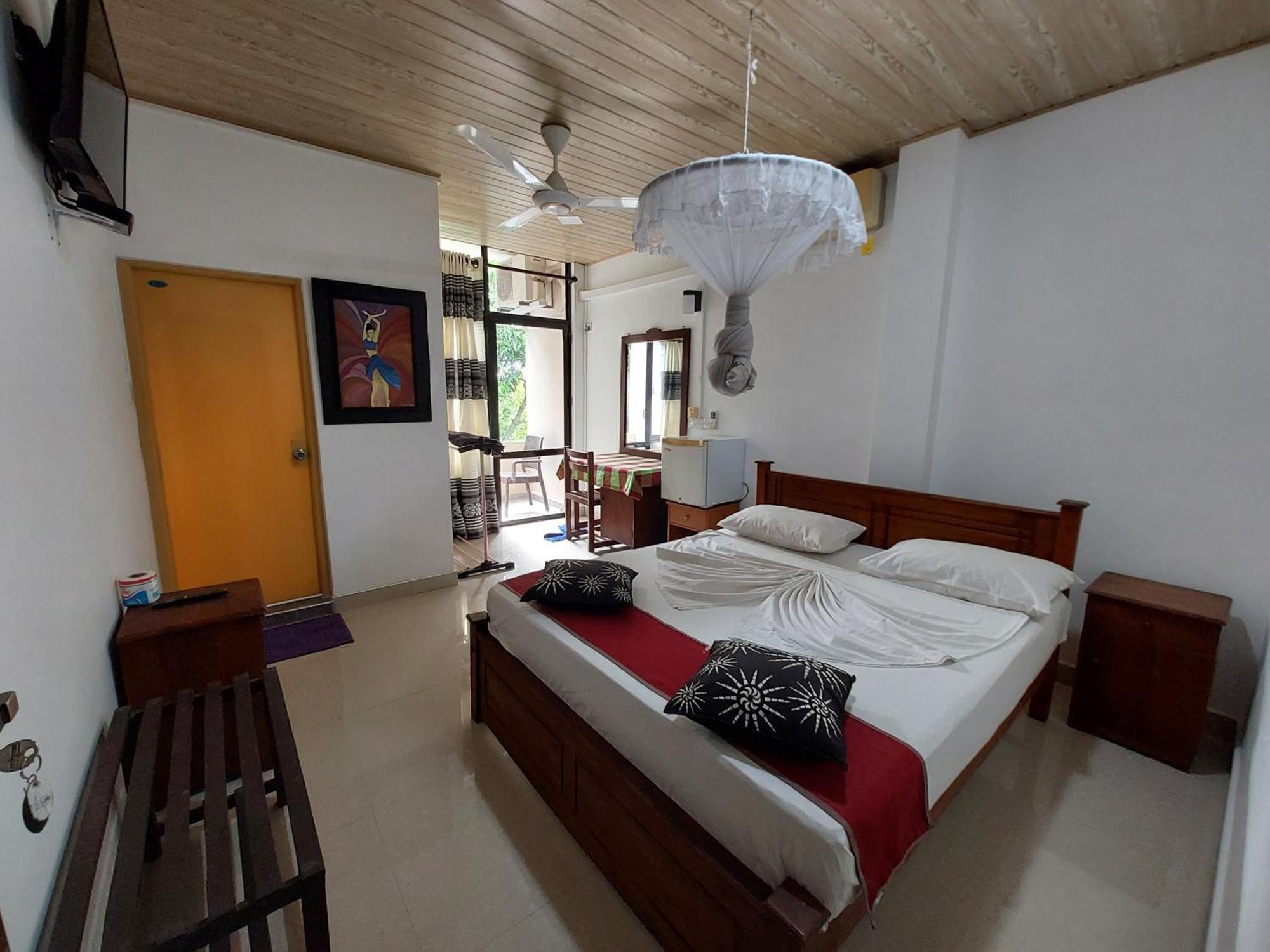 Lake Wave Hotel Anuradhapura Exterior photo